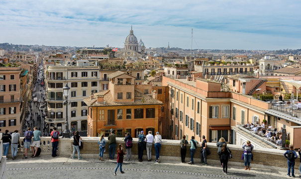The Spanish Steps in Rome lead from Spanish Square to the Trinita dei Montina Church on top of Pincho Hill. At the foot of the Spanish Steps is the square with the fountain "Barkaccia".