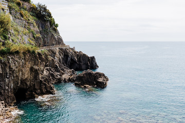 Obraz premium Beautiful landscape of a cliff by the sea