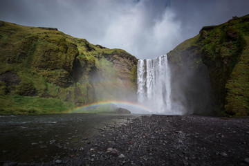 Skógafoss Wasserfall in Island mit Regenbogen