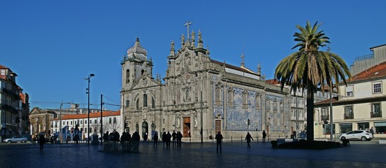 Fototapeta na wymiar Iglesia de los carmelitas y La Iglesia do Carmo (Oporto, Portugal).
