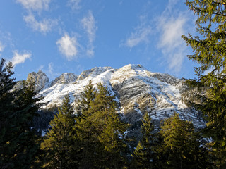 Winter in den Alpen, Blick auf die verschneiten Gipfel der Wetterstein-Berge mit Abendsonne, Tirol,...