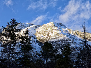 Winter in den Alpen, Blick auf die verschneiten Gipfel der Wetterstein-Berge mit Abendsonne, Tirol,...