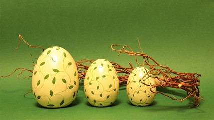 Ostereier mit grünen Ranken bemalt mit Weidenzweigen