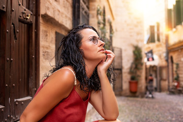 Obraz na płótnie Canvas A tourist woman is sitting on the street