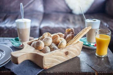 Leckerer Korb mit Brötchen