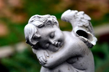 Schlafendes Steinengelchen auf einem Friedhof