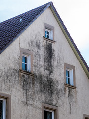 Feuchte und verschmutzte Altbaufassade
