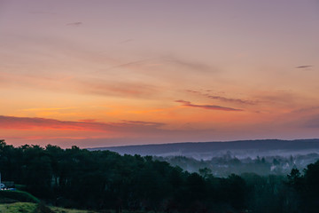Fototapeta na wymiar brume sur nos campagnes au lever du soleil