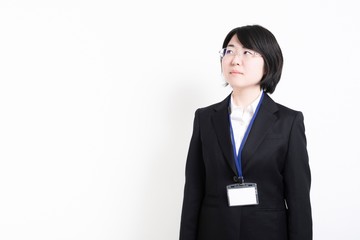 見上げるスーツ姿の女性