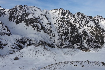 Fototapeta na wymiar Zimowy widok na Orlą Perć w polskich Tatrach