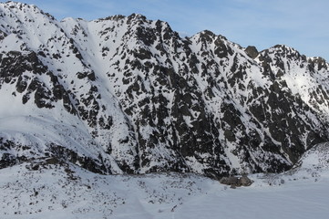 Zimowy widok na Orlą Perć w polskich Tatrach