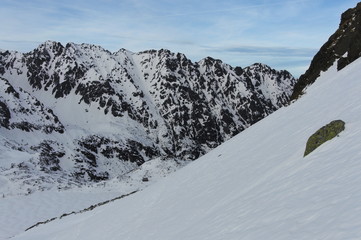 Zimowy widok na Orlą Perć w polskich Tatrach