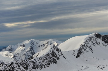 Widok na Gładką przełęcz z Szpiglasowej przełęczy. W tle stalowe niebo.