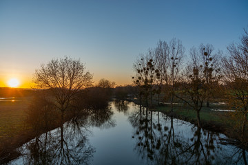 fin d'une journée ensoleillée d'hiver sur nos rivières