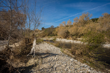 Rio contaminado por plasticos