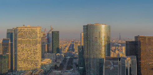 Obraz premium Paris, France - 03 21 2020: Panoramic view of the Defense towers district at sunset