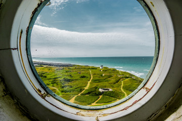 Weiter Blick aus dem Bullauge eines Leuchtturmes auf das offene Meer in D&auml;nemark