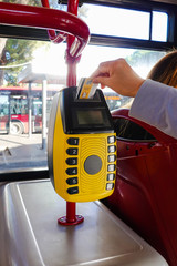 ローマ、路線バスの乗り方、切符、打刻機、ICリーダー