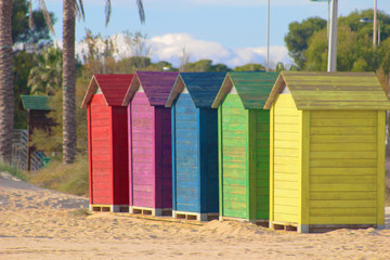 Naklejka premium Casetas de colores en la playa