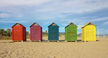 Fototapeta na wymiar Casetas de colores en la playa