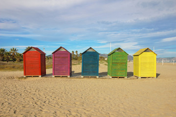 Obraz na płótnie Canvas Casetas de colores en la playa