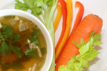 Gemüse-Suppe, Frühjahrskuren, vegetarisches Essen, Gemüsesuppe neben buntem Gemüse