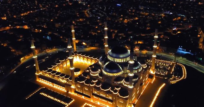 Night view of Camlica Mosque located on Camlica Hill. First ever prayer held at Turkey's largest Mosque in Istanbul in 2019. Occupying an area of 15000 square meters on the Anatolian side of city