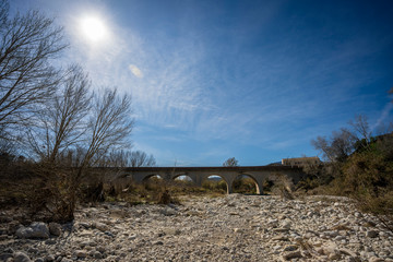 Cauce de río seco con un puente de fondo