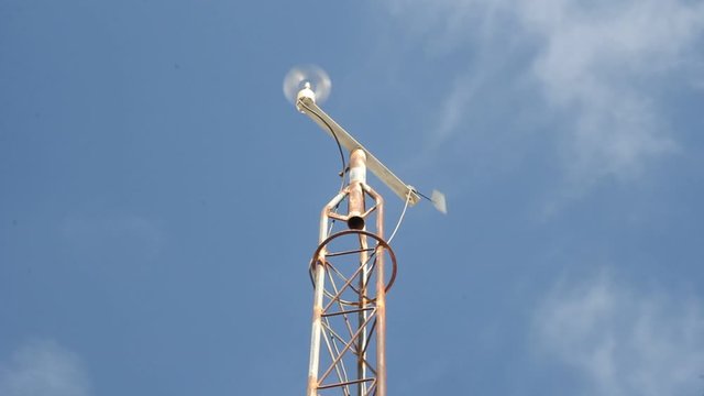 anem&oacute;metro y veleta con viento fuerte