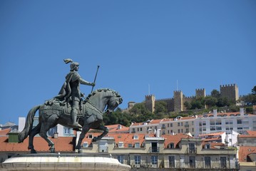 Fototapeta na wymiar estatua de caballero guardando castillo en lisboa