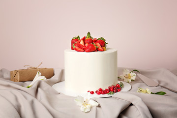 Obraz na płótnie Canvas Tasty cake with gift on table