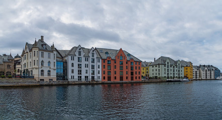 Obraz premium Picturesque summer view of Alesund port town on the west coast of Norway, at the entrance to the Geirangerfjord. Colorful morning cityscape. Traveling concept background.