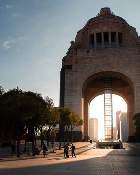Luz y sombras del amanecer en el Monumento a la Revoluci&oacute;n Ciudad de Mexico