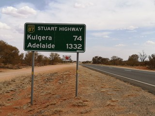 Strassenschild Kulgera, Adelaide am Stuart Highway, Australien