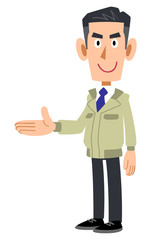 右側を紹介する工務店の男性