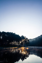 Obraz premium The landscape of the reservoir and the morning fog