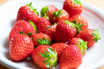 器に盛られた新鮮なたくさんの苺