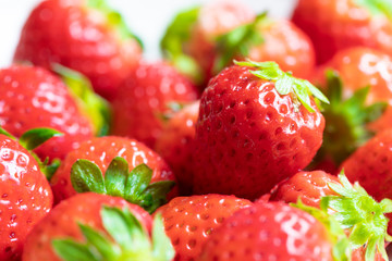 器に盛られた新鮮なたくさんの苺