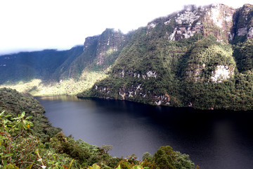 Laguna de los cóndores en el valle de los Chilchos - trekking desde Leymebamba