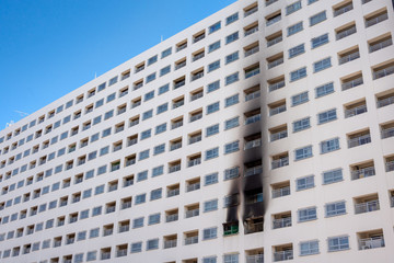 高層マンションの火災現場