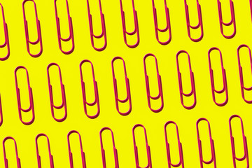 Obraz premium pink paper clips on yellow background