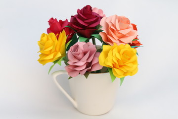 折り紙で作ったバラの花