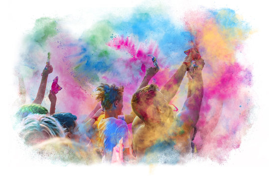 Farbwolke zeigt Holi Fest begeisterte Menschen, die auf auf einem Holifestival jubeln,  tanzen und mit buntem Farbpulver werfen