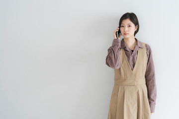 携帯電話を使う女性
