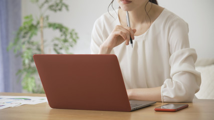 テレワークをする若い女性	
