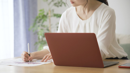 テレワークをする若い女性	