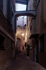 Obraz na płótnie Canvas Italian narrow street by night