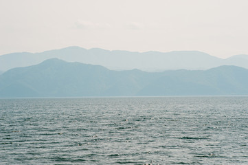 湖と山稜