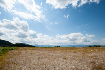 広い空と荒野