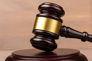 Obraz premium Wooden judges gavel on wooden table, close up. Space for text